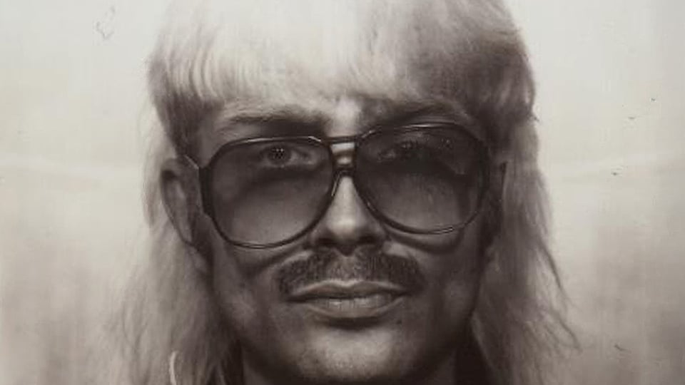 Schwarz-Weiß-Foto für die Veranstaltung ‚Joost Klein – World Tour‘ mit dem Gesicht des Künstlers und Brille