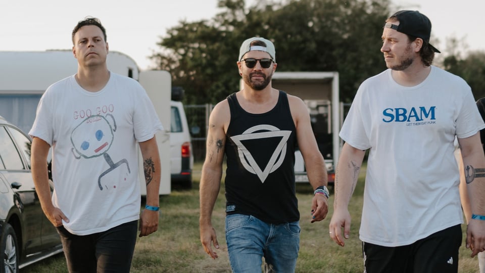 Foto für die Veranstaltung „CADET CARTER“ mit allen drei Künstlern.