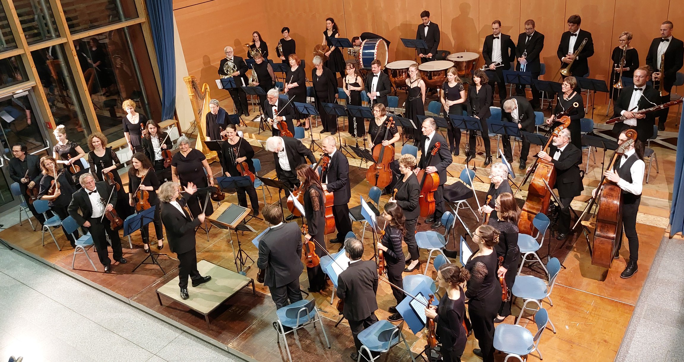 Ein Orchester mit ihren Instrumenten