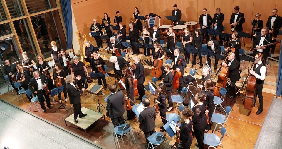 Ein Orchester mit ihren Instrumenten
