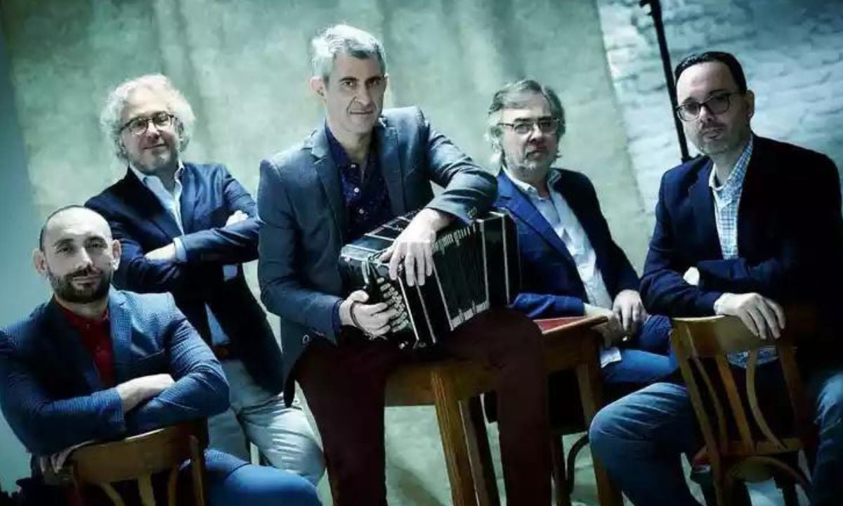 Das Astor Piazzolla Quintett in blauen Anzügen
