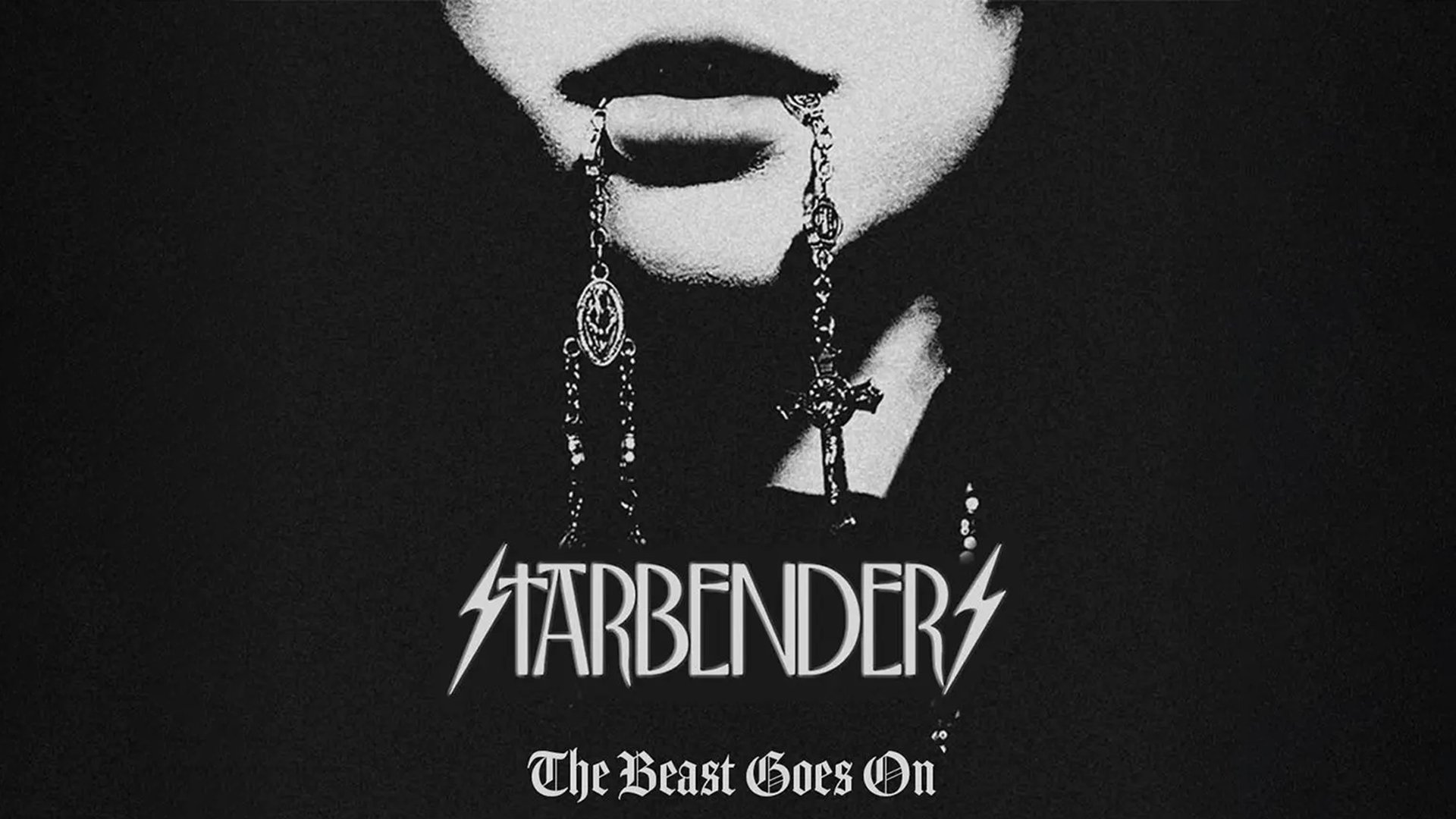 Schattenhaftes Bild in schwarz-weiß der unteren Gesichtspartie einer Persin mit einer Kette und Kreu zwischen den Lippen sowie Aufschrift Starbenders - The Beats Goes On 