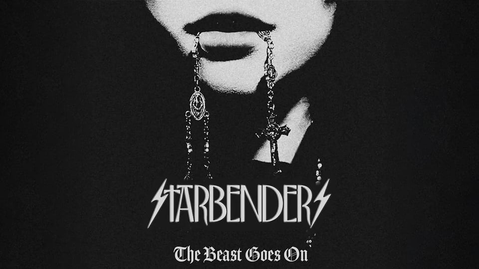 Schattenhaftes Bild in schwarz-weiß der unteren Gesichtspartie einer Persin mit einer Kette und Kreu zwischen den Lippen sowie Aufschrift Starbenders - The Beats Goes On 