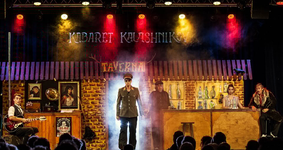 ein Foto des Stücks mit einigen der Schauspieler auf der Bühne