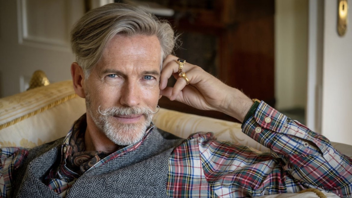 Portrait eines Darstellers in kariertem Hemd und grauer Weste