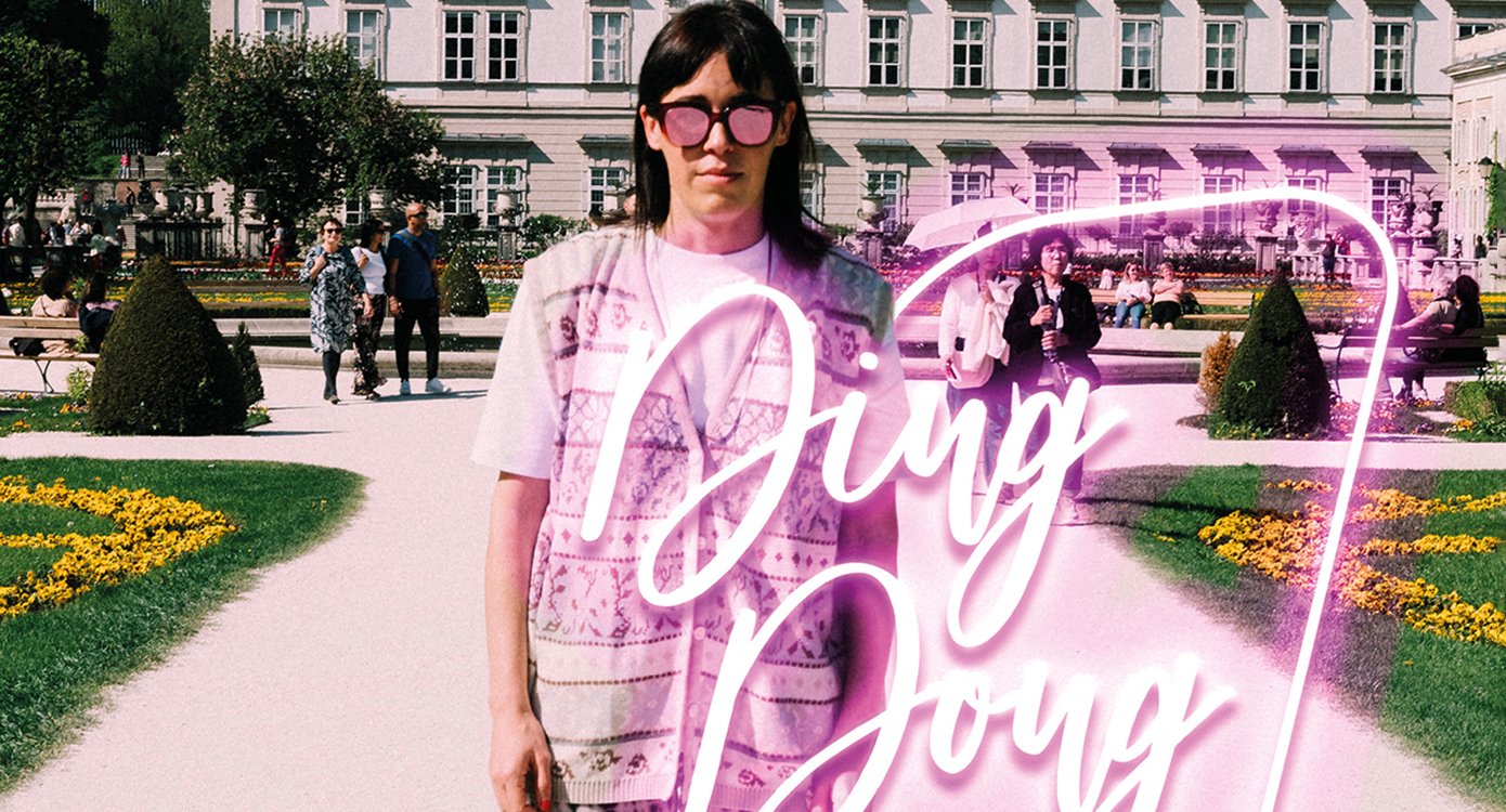  die Künstlerin in einem Park mit einem Neonschriftzug im Vordergrund