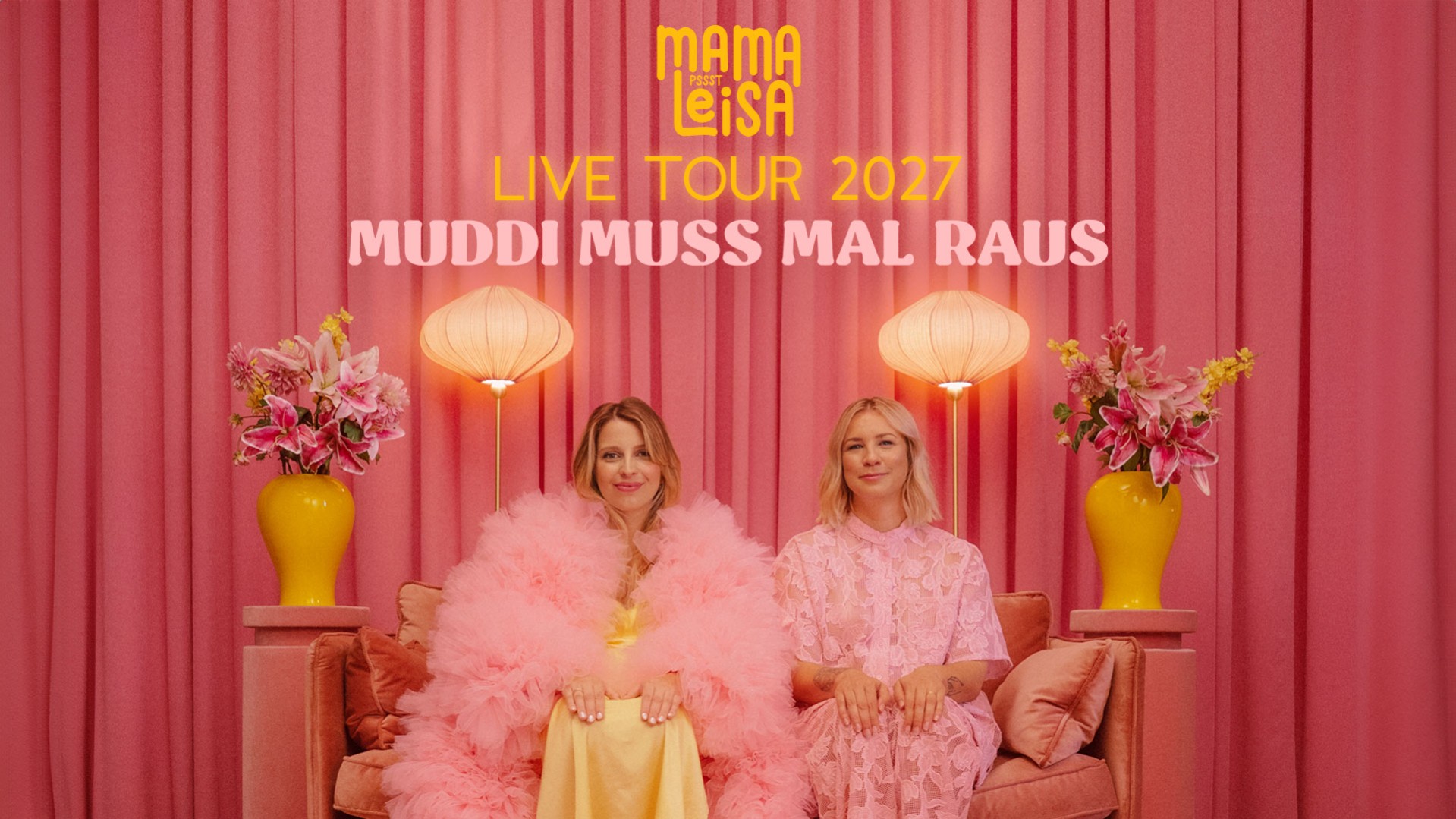 Plakat Mama Leisa Live Tour 2027 Muddi muss mal raus mit zwei Personen in rosafarbener Kleidung auf einem Sofa vor pinkem Vorhang, links und rechts Stehlampen und gelben Vasen mit Blumen.