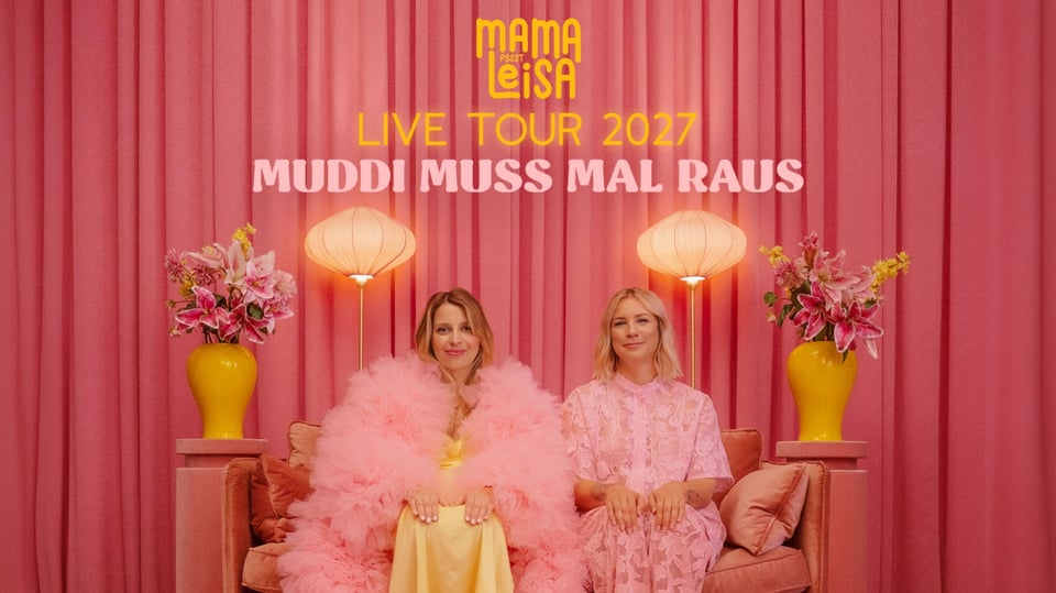 Plakat Mama Leisa Live Tour 2027 Muddi muss mal raus mit zwei Personen in rosafarbener Kleidung auf einem Sofa vor pinkem Vorhang, links und rechts Stehlampen und gelben Vasen mit Blumen.