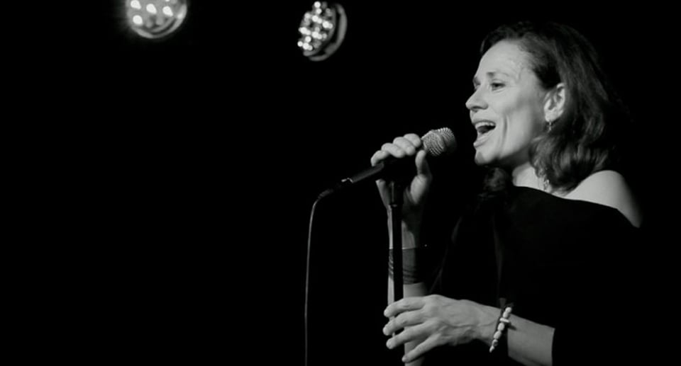 Sophie Wegener in schwarz-weiß mit einem Mikfrofon