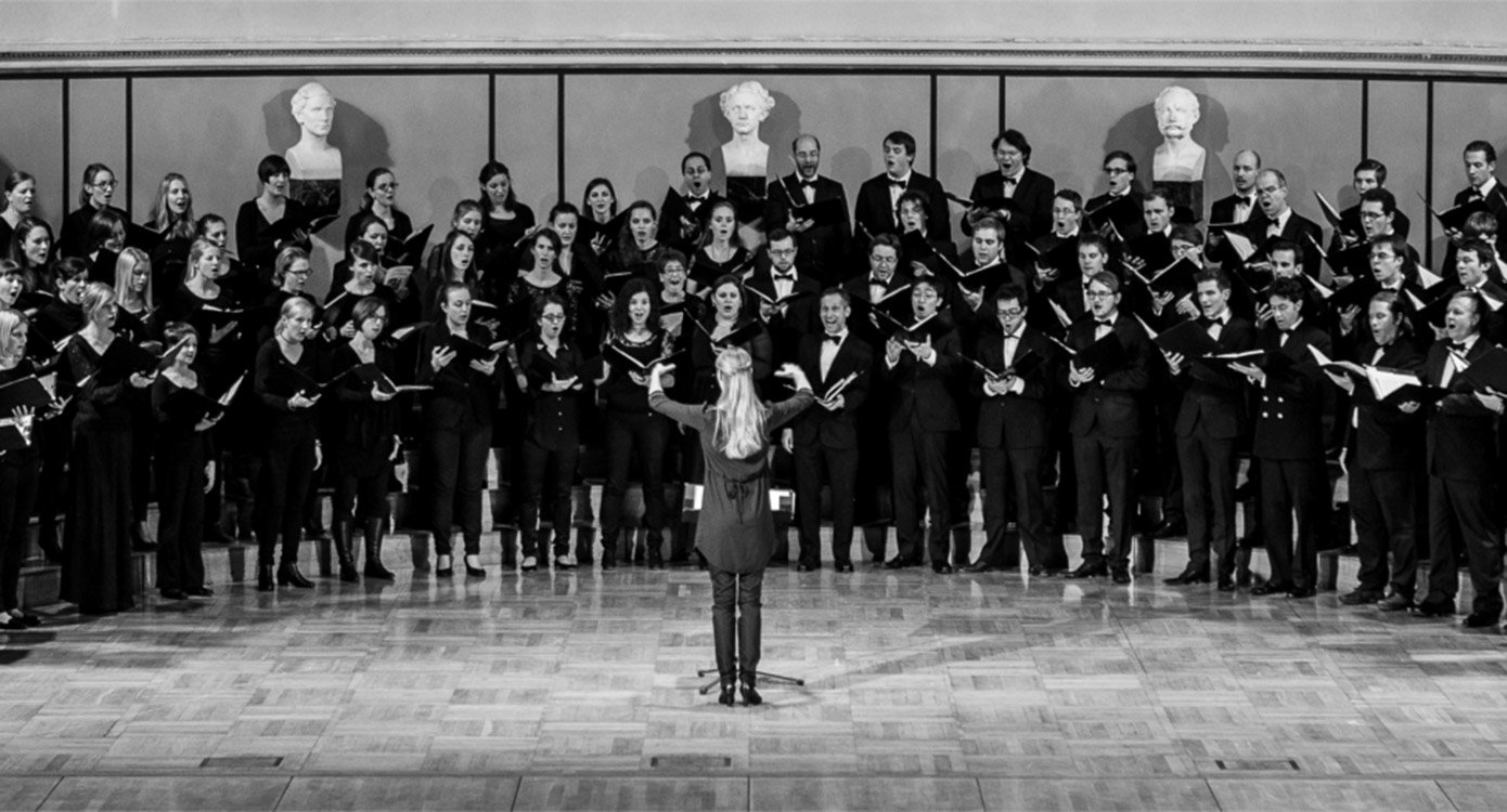 schwarz-weiss Bild von Chor mit Dirigentin