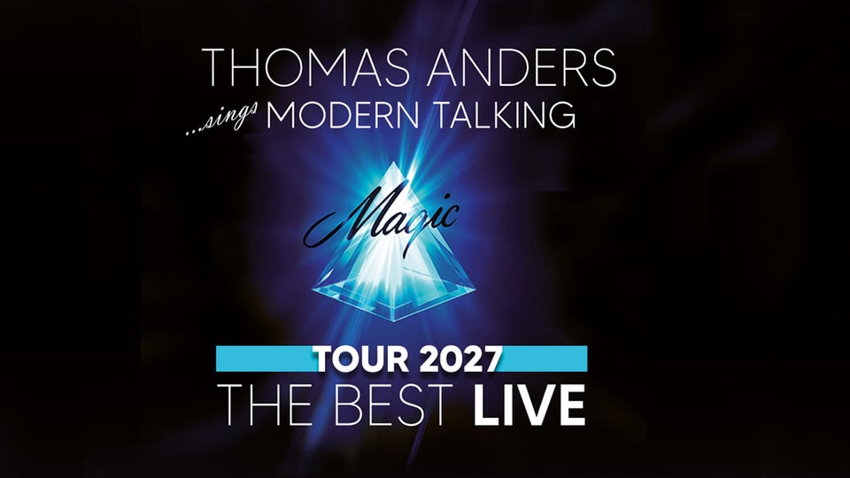 Schwarzer Hintergrund mit blau‑leuchtendem, diamantförmigem Symbol in der Mitte. Oben steht der Text „Thomas Anders sings Modern Talking“, darüber der Schriftzug „Magic“. Unten ist „Tour 2027 – The Best Live“ zu lesen. Das Motiv verwendet blaue Lichtstrahlen und eine moderne, leuchtende Gestaltung.
