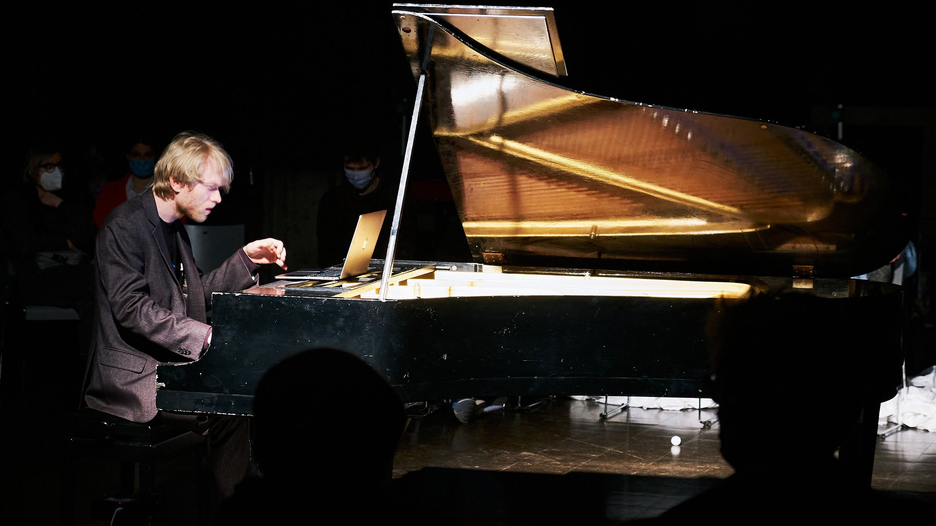 Foto von Kyrill Korsunenko am Klavier sitzend