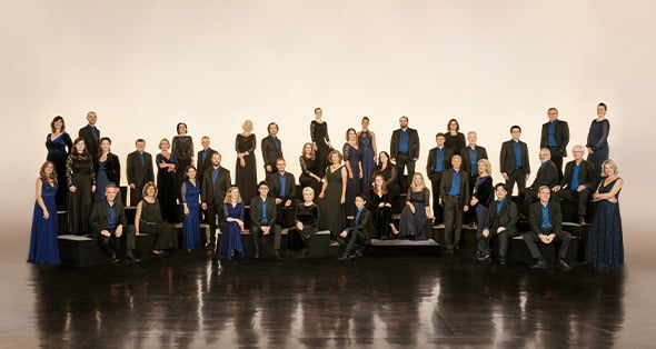 Der Br-Chor in Abendgarderobe vor hellem Hintergrund