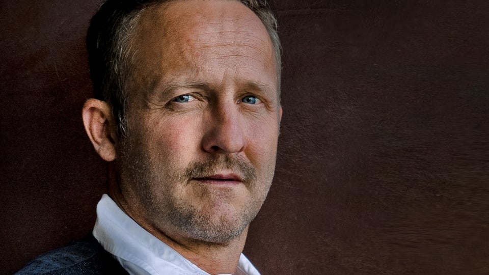 Portrait des Künstlers mit braunem Hintergrund