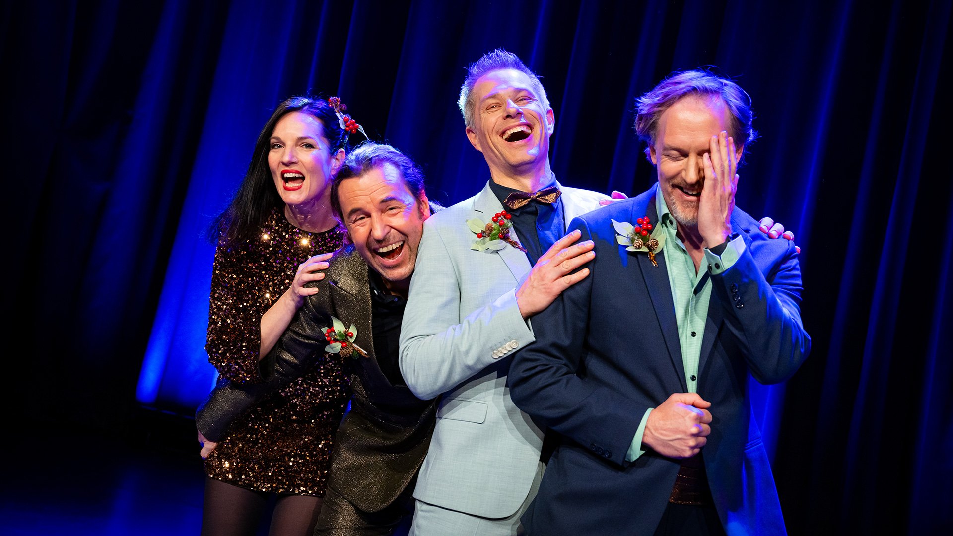 Foto für die Veranstaltung von LaLeLu – A Cappella Comedy, mit einigen der Künstler und im Hintergrund blaue Vorhänge