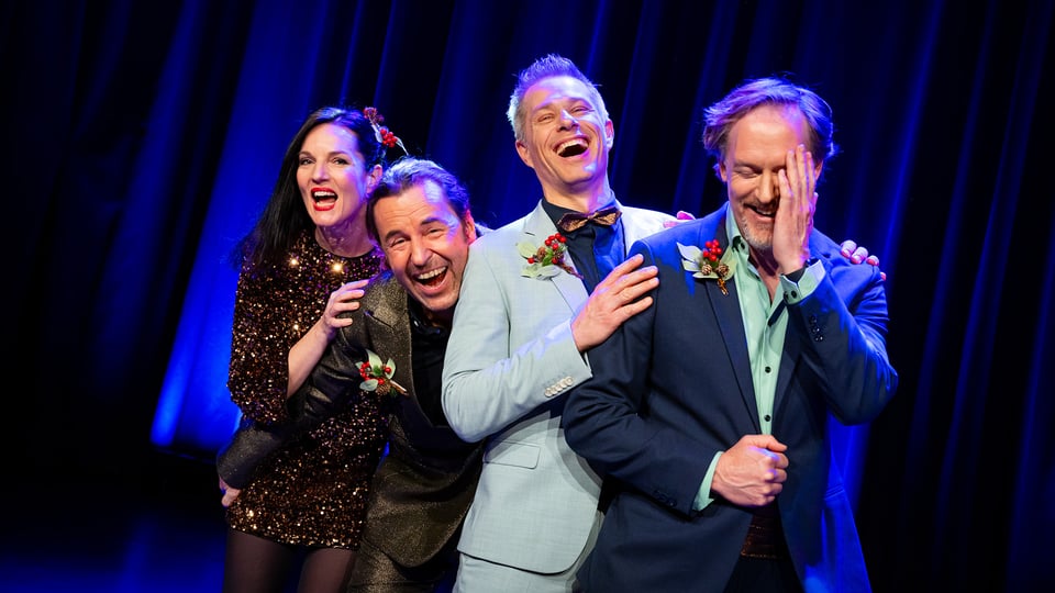 Foto für die Veranstaltung von LaLeLu – A Cappella Comedy, mit einigen der Künstler und im Hintergrund blaue Vorhänge