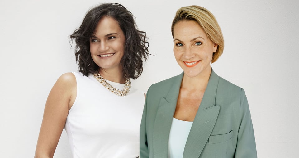 Zwei Frauen, eine in Weiß und die andere in Grün, vor weißem Hintergrund
