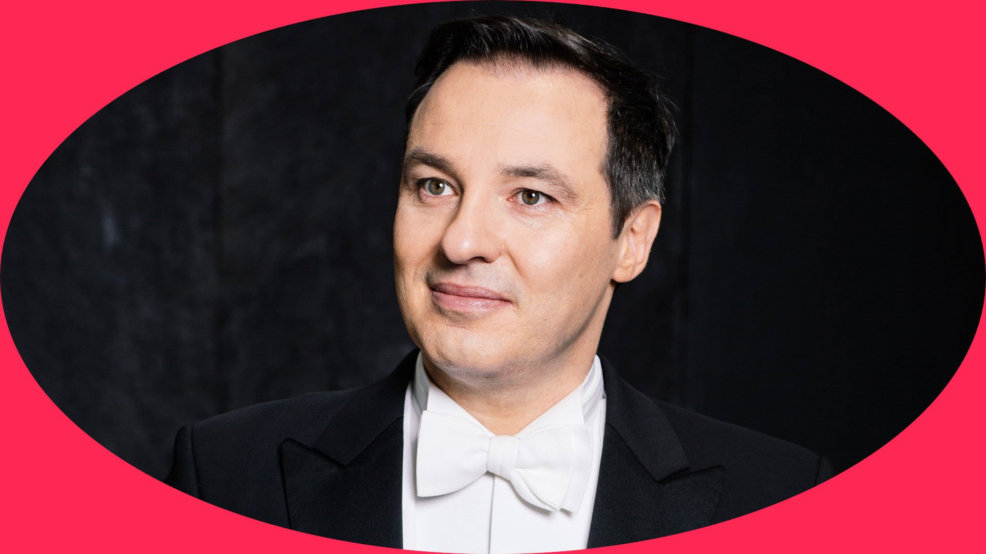 Foto für das Event Simon Boccanegra / 4. Sonntagskonzert mit dem Künstlerporträt vor schwarzem Hintergrund und einem roten Rahmen