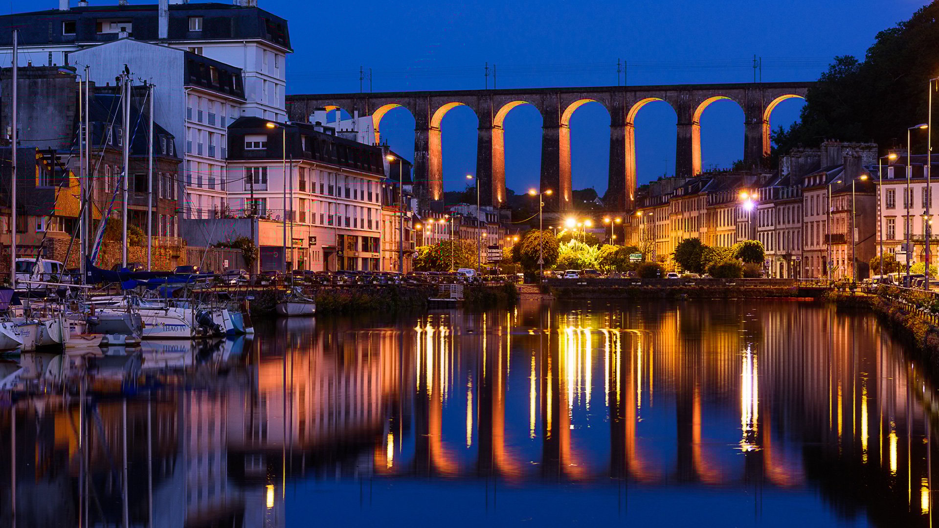 Ein Foto für die Veranstaltung von Hartmut Krinitz, auf dem ein Hafen zu sehen ist und im Hintergrund eine Brücke, die sich im Wasser spiegelt.