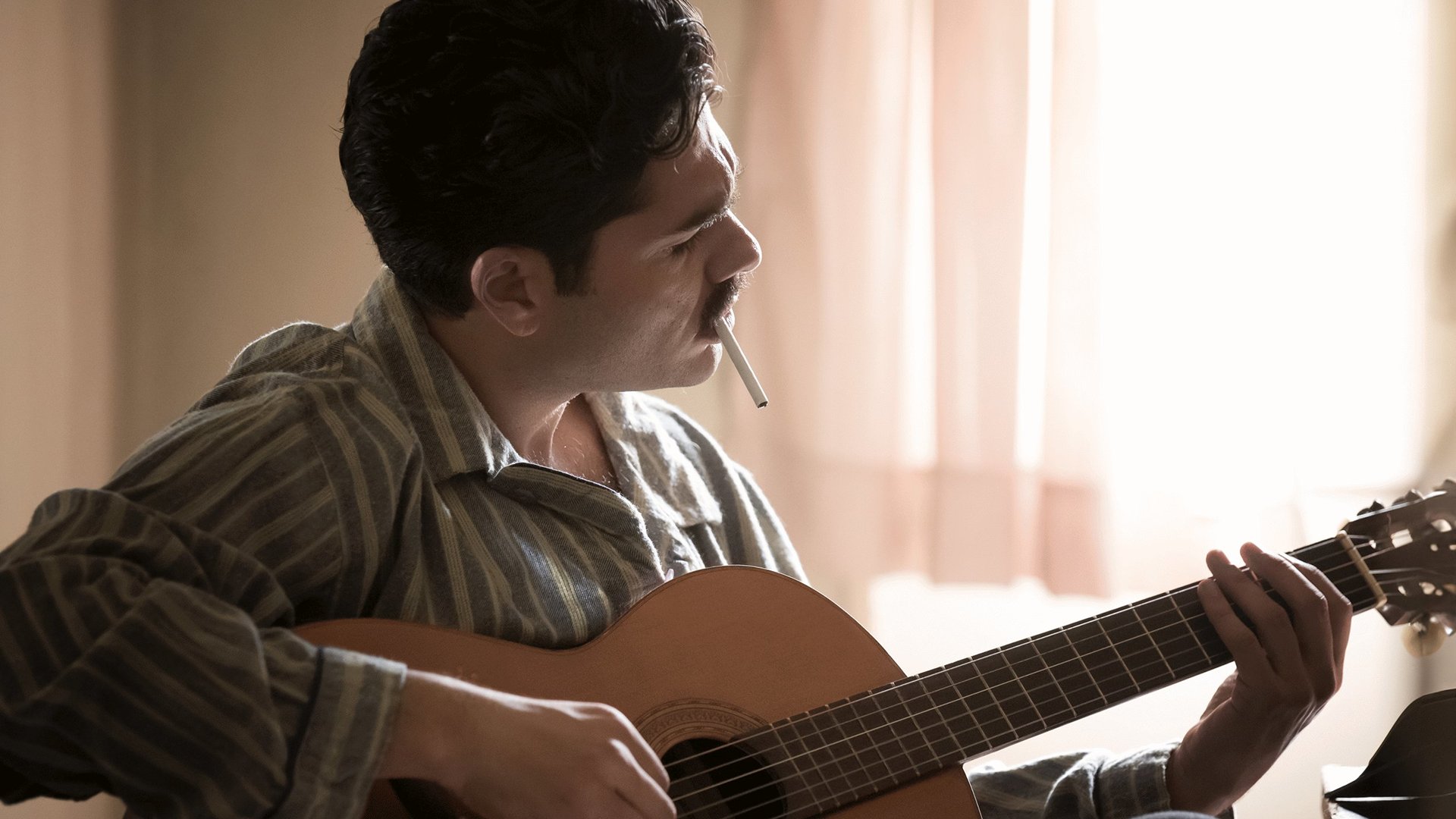 Foto vom Event von Stelios für die Griechische Filmwoche München – ein Mann mit einer Gitarre in den Händen und einer Zigarette im Mund