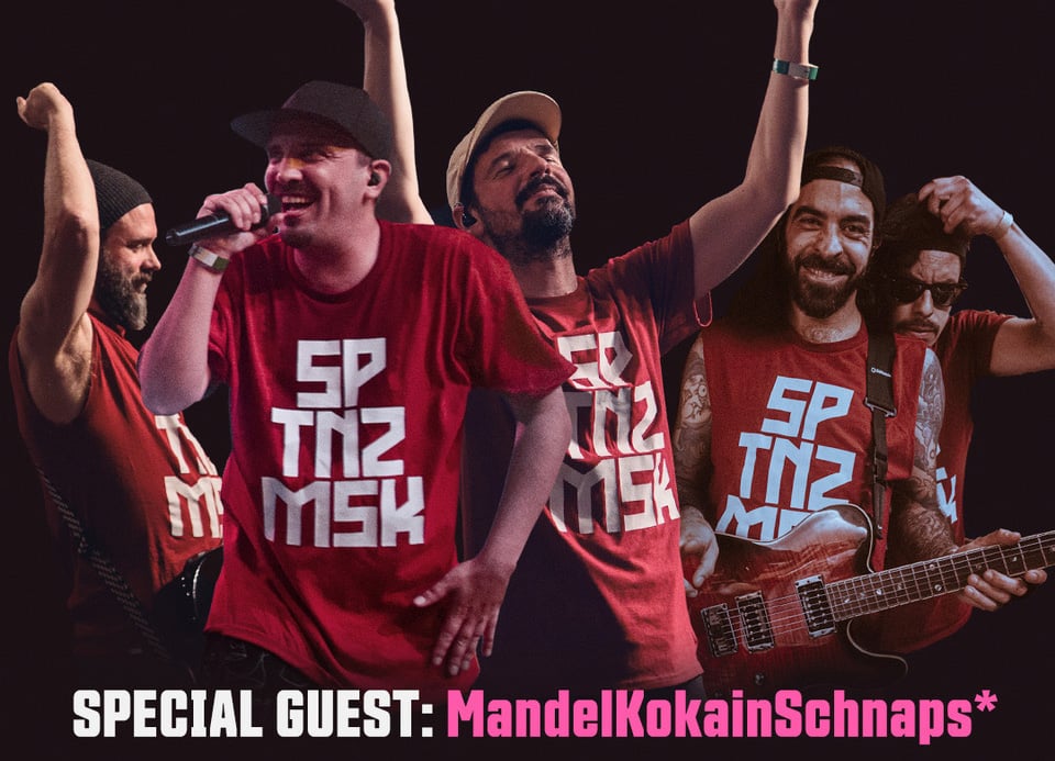 Die Band in roten T-Shirts vor dunklem Hintergrund