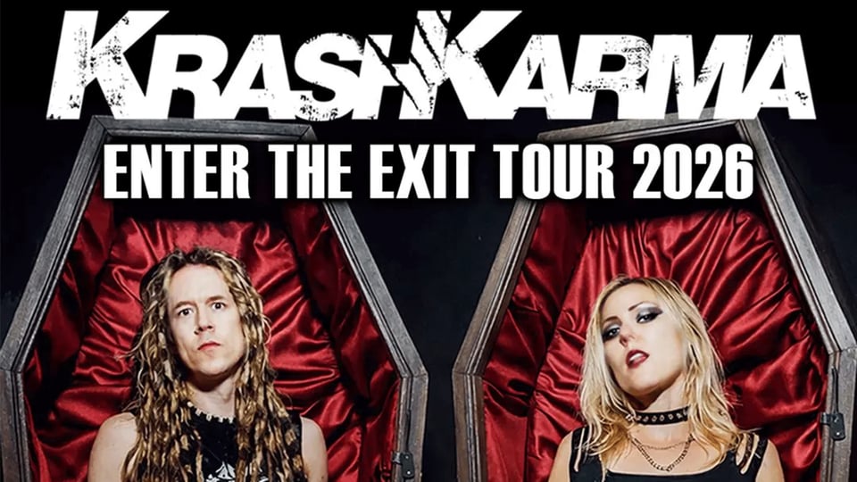 Plakatmotiv der Band KrashKarma mit der Aufschrift KrashKarma und Enter The Exit Tour 2026. Zwei Personen posieren vor geöffneten, rot ausgekleideten Särgen und blicken in die Kamera.