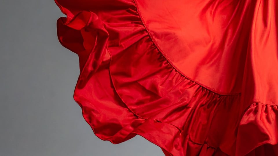 Rüschen eines roten Kleides