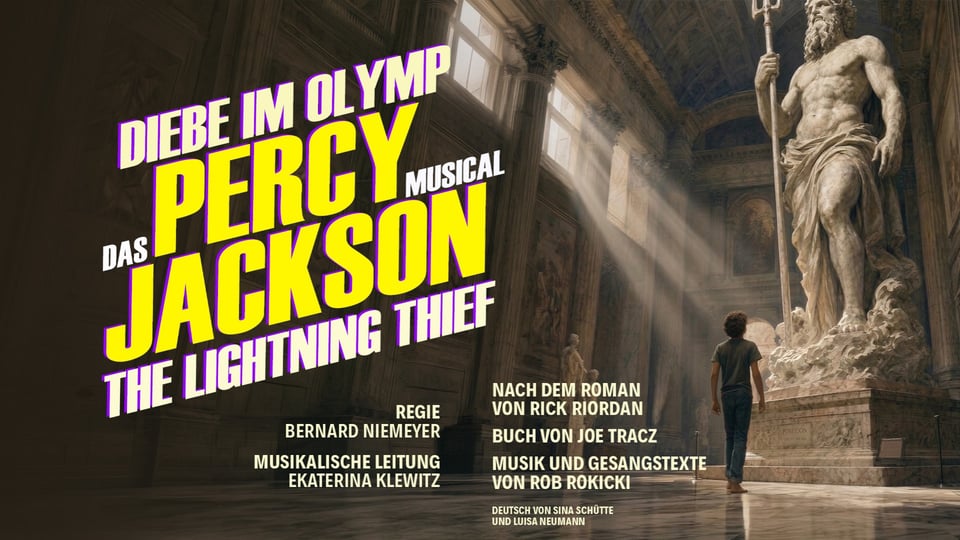 Plakat Percy Jackson - Diebe im Olymp - The Lightning Thief Musical Aufschrift vor einem historischen Saal mit einer antiken Statue und einer Person, die davor steht