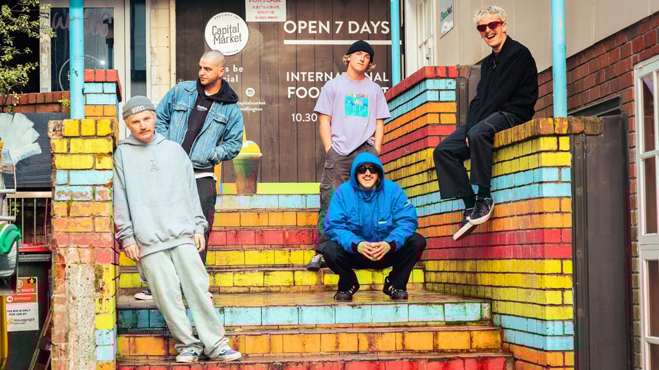 Foto für das Event von The Terrys, mit der Band, die auf bunten Ziegelstufen sitzt