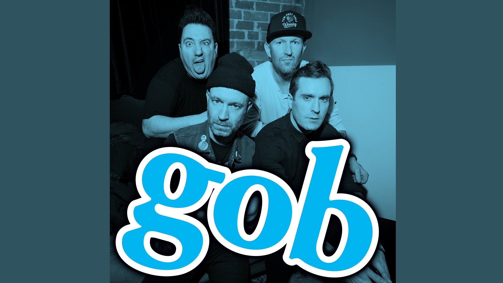 Die Mitglieder der Band GOB in Türkistönen und Logo im Vordergrund in blau-weiss