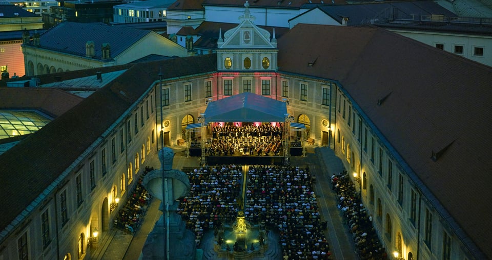 Ein Foto von dem Brunnenhof in der Residenz von oben