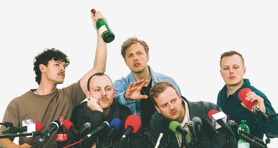 Die Band Kaffkiez vor Mirkrophonen. Es soll eine Art Pressekonferenz darstellen.
