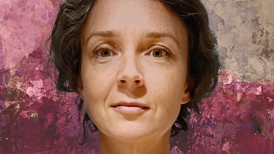 Portriat der Künstlerin mit rosa-beige verschwommenen Hintergrund