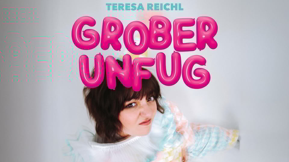 Die Künstlerin mit Grimasse und pinke Aufschrift "Grober Unfug"