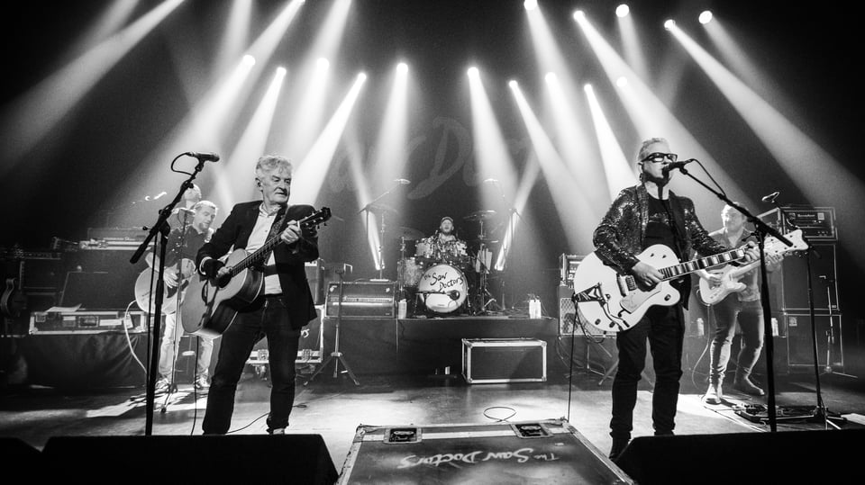 Schwarz weiss Bild der Band auf der Bühne