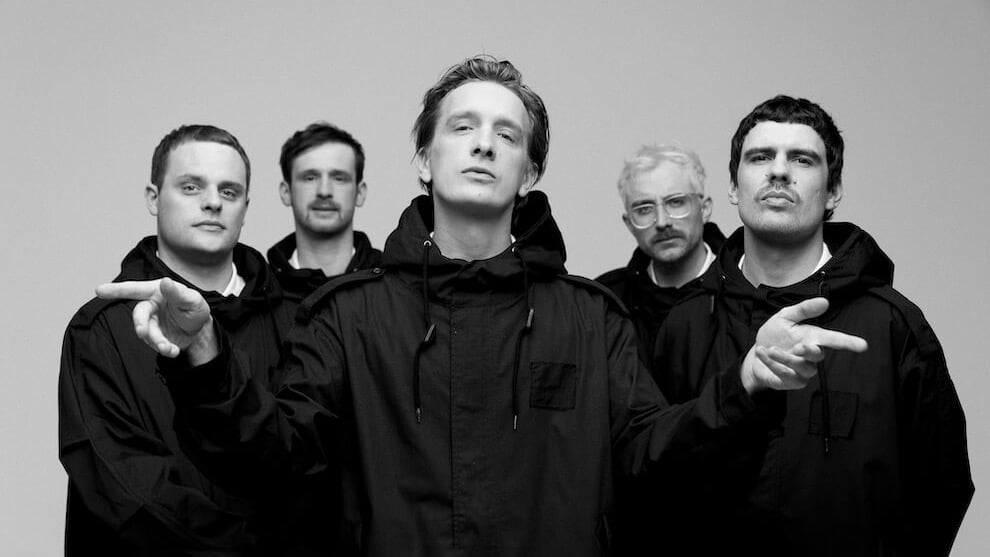 Kraftklub in schwarz-weiß und schwarzer Kleidung