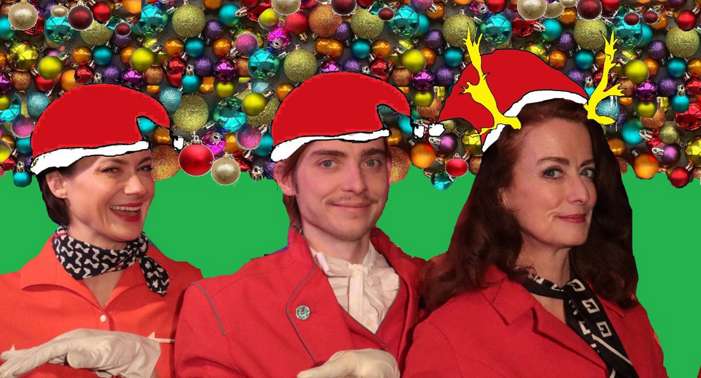 Ein Foto von drei Personen mit gezeichneten Weihnachtsmützen und im Hintergrund Weihnachtskugeln.