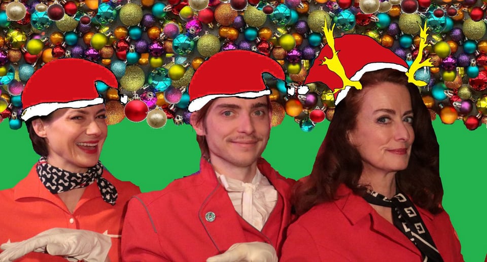 Ein Foto von drei Personen mit gezeichneten Weihnachtsmützen und im Hintergrund Weihnachtskugeln.