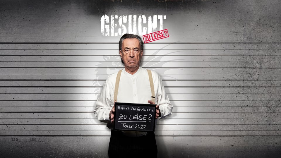 Eventmotiv zu Hubert von Goisern & Band – „Kapitel 1: Zu leise?“: Person steht frontal vor grauem Hintergrund mit Höhenlinien, hält eine Tafel mit der Aufschrift „Hubert von Goisern – Zu leise? Tour 2027“. Oben im Bild der Schriftzug „GESUCHT“ sowie ein roter Stempel „ZU LEISE?“.