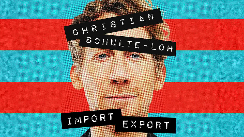 Porträt von Christian Schulte-Loh vor blau rot gestreiften Hintergrund mit den Aufschriften Christian Schulte Loh sowie Import Export auf schwarzen Textbalken