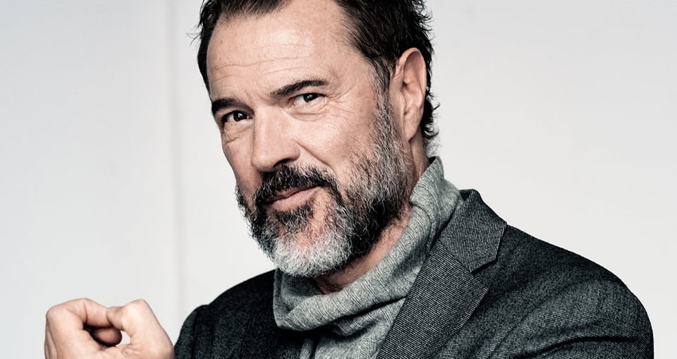 Bild des Gesichts eines Mannes auf weißem Hintergrund