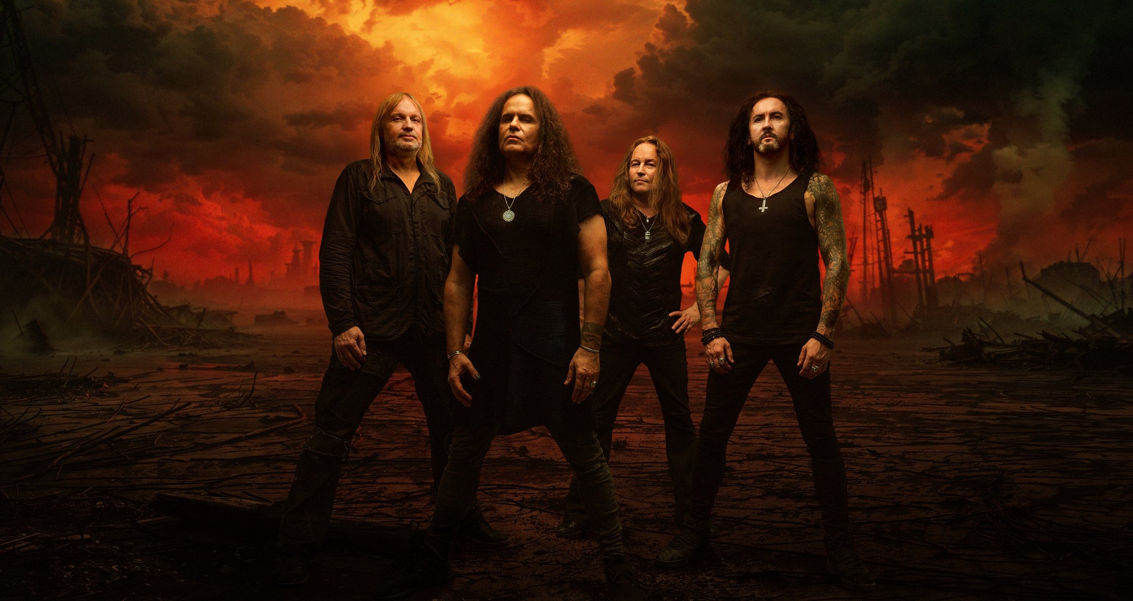 Die vier Musiker der Band Kreator vor Grafik mit Feuer und apokalyptischem Hintergrund