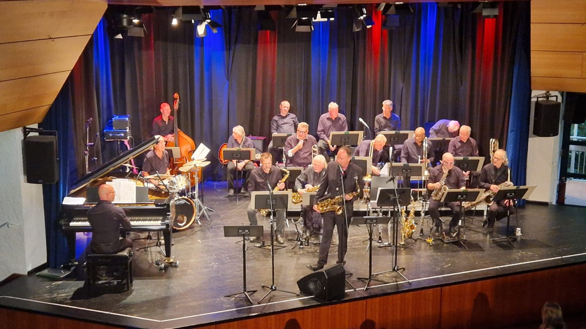Foto für das Event „Best of – Konzert mit der Echinger Big Band und ihren Solisten“ mit der Band, die auf einer Bühne spielt.
