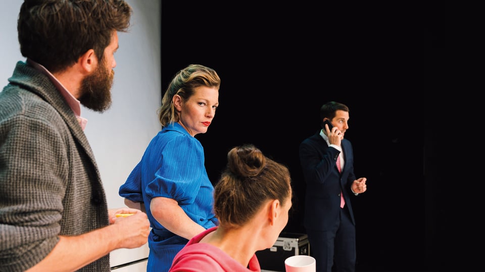 Theaterszene mit vier Schauspielerinnen und Schauspielern auf der Bühne während einer angespannten Diskussion aus der Inszenierung Der Gott des Gemetzels.