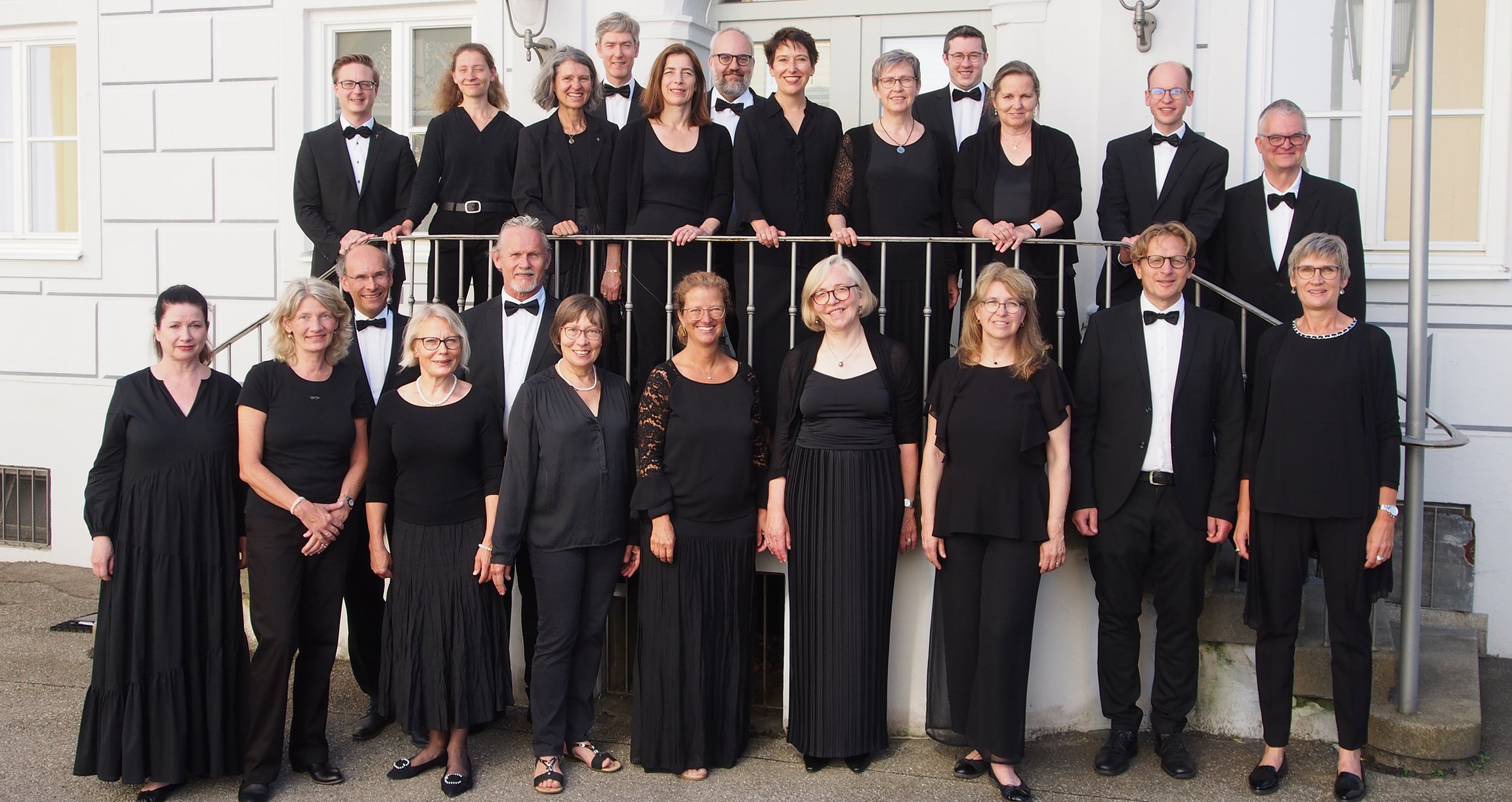 Foto des Chors „vox augustana“, ganz in Schwarz gekleidet