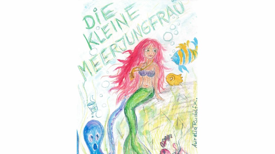 Plakat Die kleine Meerjungfrau mit gezeichneter Meerjungfrau mit pinken Haaren und grünem Fischschwanz unter Wasser, umgeben von Fischen, einer Qualle und Muscheln, dazu der handschriftliche Titel Die kleine Meerjungfrau