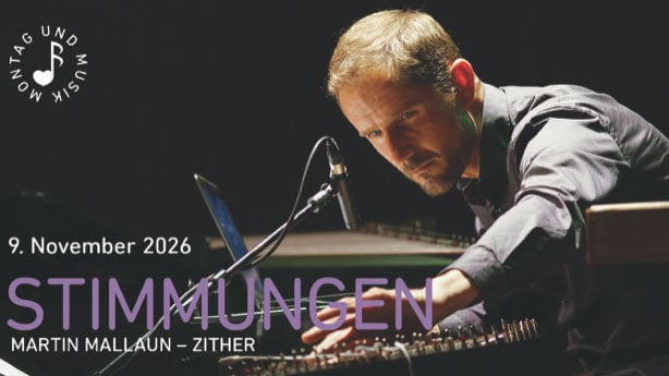 Martin Mallaun spielt Zither an einem elektronischen Musiksetup auf einer Konzertbuhne. Auf dem Bild stehen die Aufschriften Montag und Musi 9 November 2026 Stimmungen sowie Martin Mallaun Zither.