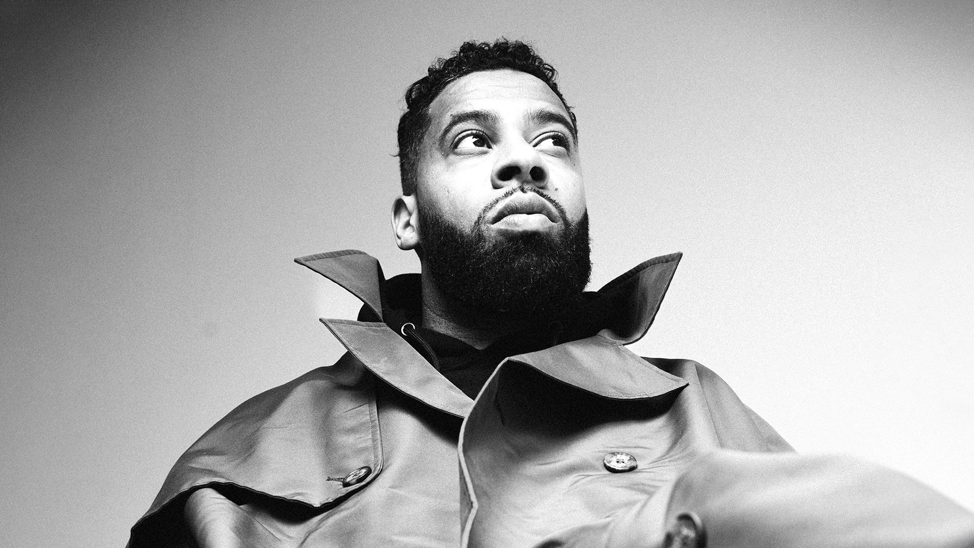 Ein schwarz weiss Foto des Künstlers