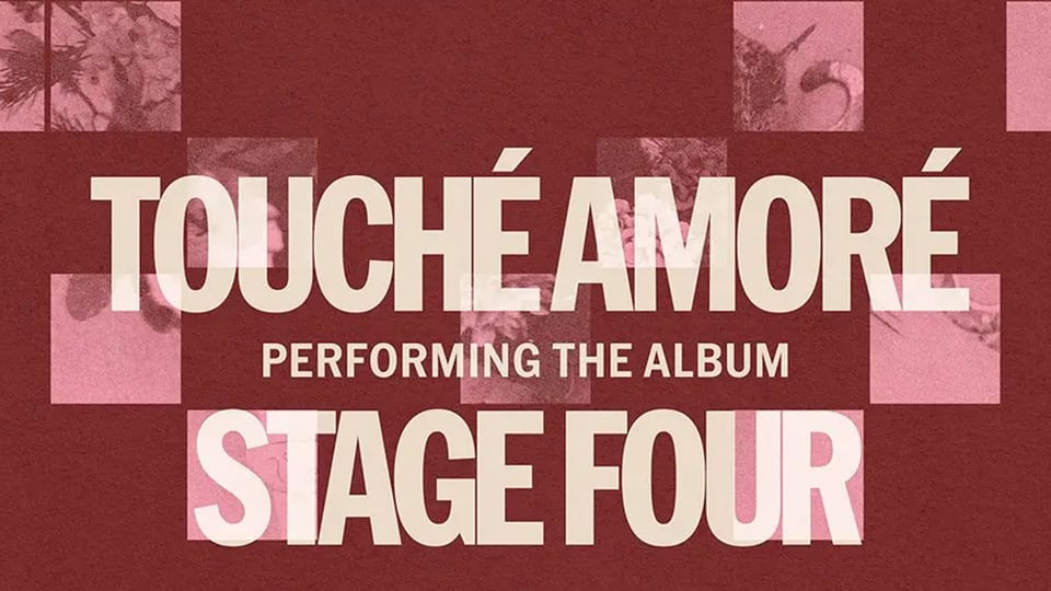 Plakat mit Aufschrift Toché Amoré performing the Album Stage Four in dunkelrot mit Quadraten, die abstrakte Zeichnungen enthalten