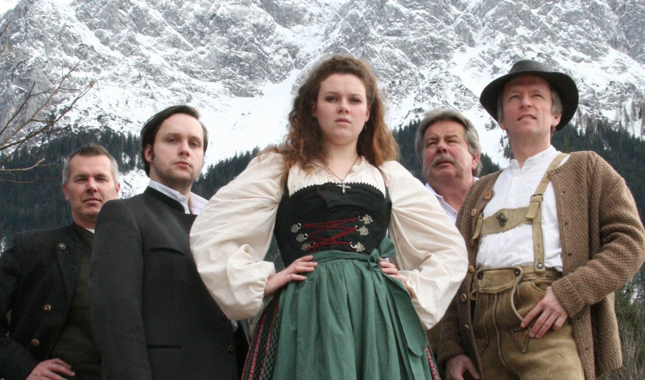 Ein Foto einer Gruppe von Menschen mit einem schneebedeckten Berg im Hintergrund